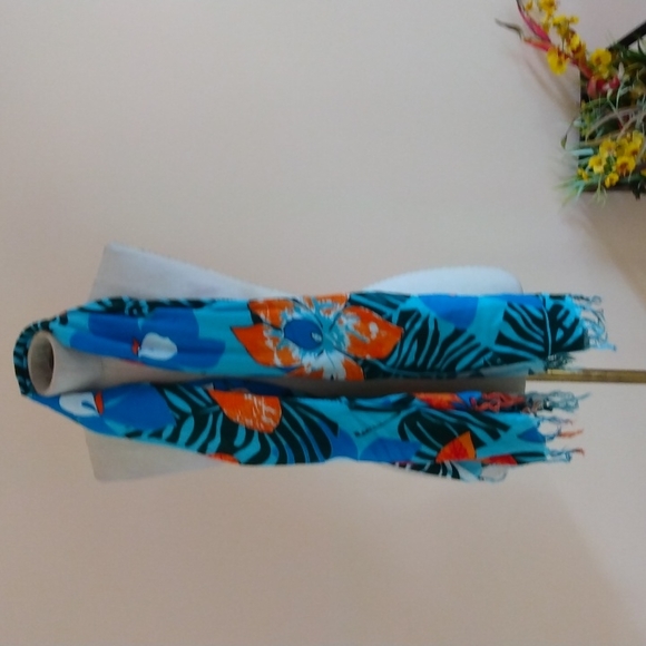 Hibiscus Collection Hawaii Scarf. - Picture 2 of 6